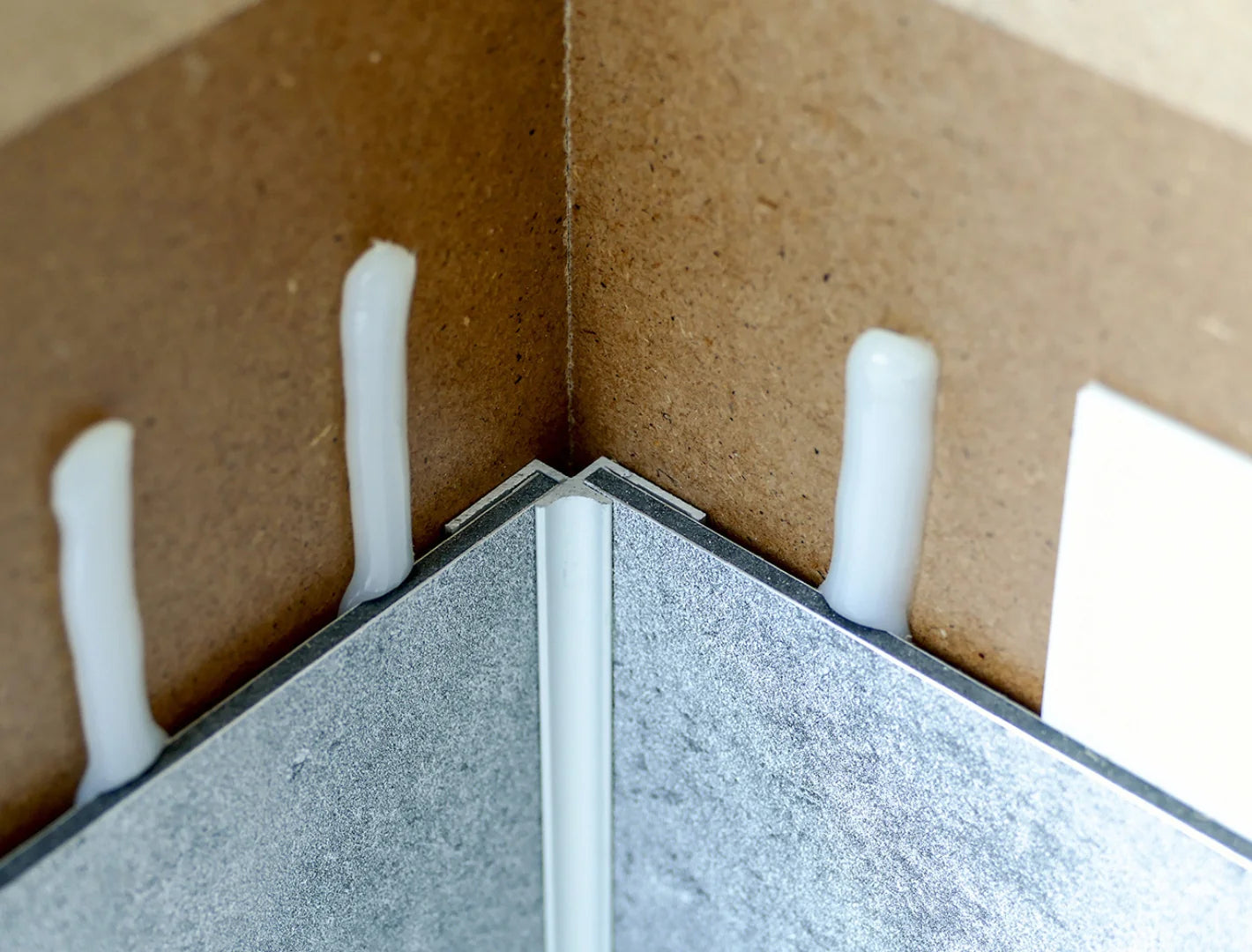 Inneneckprofil 90 Grad für Aluverbundplatten schwarz eloxiert 3000mm